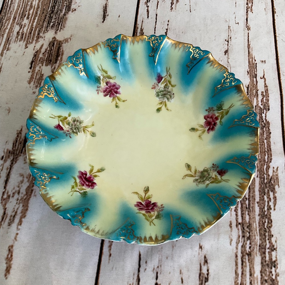 VINTAGE DELICATE AND ELEGANT DECORATIVE AND COLLECTABLE BOWL